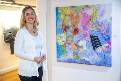 Florencia Wagner tiene un leitmotiv: las redes, a las que pinta, incluye en una instalación y les dedica un poema