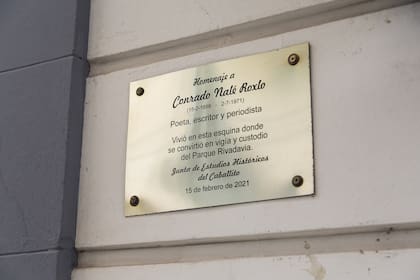 Placa junto a la puerta del edificio de Florencio Balcarce 15 que recuerda la morada del escritor Conrado Nalé Roxlo y hace un guiño a su fanatismo por los largavistas y telescopios