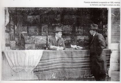 Florencio Molina Campos, dentro del stand donde montó su primera exposición, celebrada en La Rural en 1926, y donde conoció a Marcelo T. de Alvear