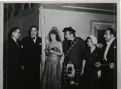 Florencio Molina Campos junto a Rita Hayworth, Vincent Price y otras personalidades de la época