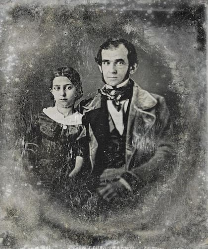 Florencio Varela en 1847, posando con su hija María en uno de los primeros daguerrotipos que se tomaron en el Río de la Plata.