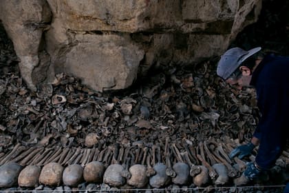 Florent Bastaroli ordena tibias y calaveras en las Catacumbas de París left, at work restoring the catacombs in Paris, el 19 de marzo último. (Dmitry Kostyukov/The New York Times)