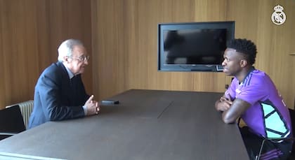 Florentino Pérez junto a Vinicius. Las intenciones de renovación de contrato entre el club y el jugador están completamente trabadas por sus exigencias