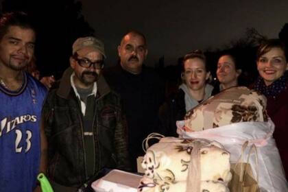 Flores asiste a unas 4500 familias en el Valle de San Fernando en Los Ángeles, la mayoría son personas sin techo