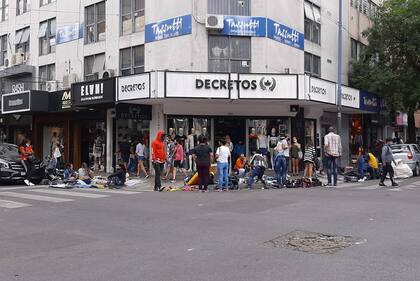 Flores: el Gobierno porteño desalojó manteros y puestos de comida que no cumplían con medidas sanitarias