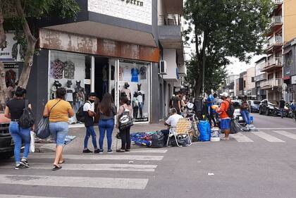 Flores: el Gobierno porteño desalojó manteros y puestos de comida que no cumplían con medidas sanitarias