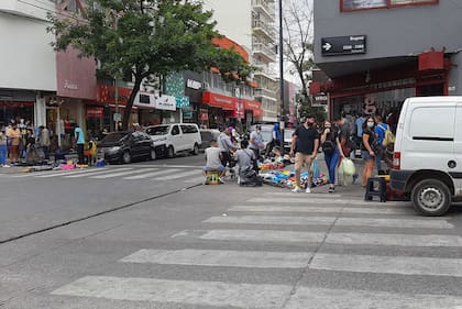 Flores: el Gobierno porteño desalojó manteros y puestos de comida que no cumplían con medidas sanitarias