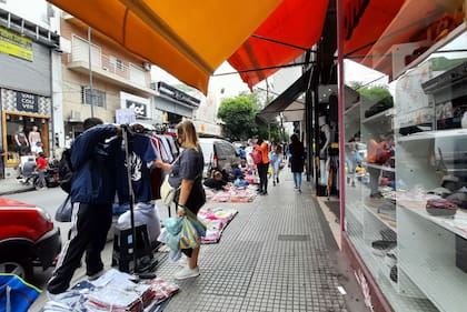 Flores: el Gobierno porteño desalojó manteros y puestos de comida que no cumplían con medidas sanitarias