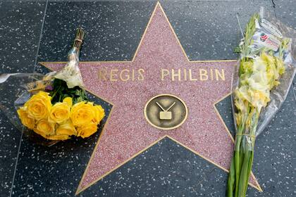 Flores en la estrella del Paseo de la Fama de Hollywood en memoria del conductor