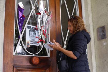 Flores en la puerta de la casa de Fernando Báez Sosa