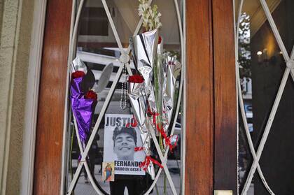 Flores en la puerta de la casa de Fernando Báez Sosa
