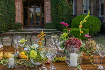 Flores, frutas y verduras se combinan con gracia en la mesa de un casamiento ambientado por Hermanas Caradonti.