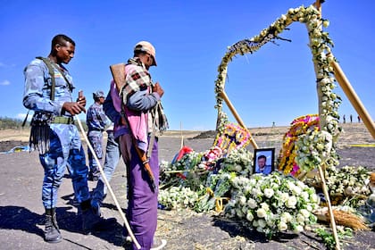 Flores para conmemorar las víctimas en el sitio del accidente