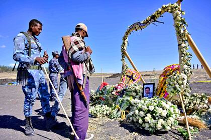 Flores para conmemorar las víctimas en el sitio del accidente