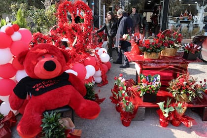 Flores, peluches o cualquier presente es una obligación en este San Valentín (Photo by JOSEPH EID / AFP)
