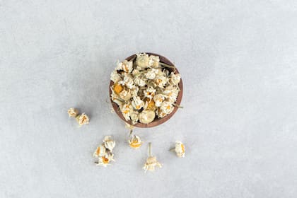 Flores secas de manzanilla listas para infusionar: un clásico de la mesa de luz que ayuda a relajar el cuerpo, aliviar tensiones digestivas y acompañar una noche de descanso más profundo