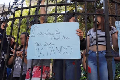 Carteles en la puerta de la escuela