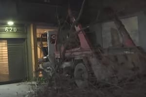 Un camión chocó en Flores, derribó un árbol y quedó incrustado en la entrada de un edificio