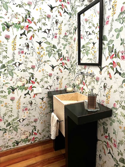 Flores y colibríes en un romántico motivo de Berry Design.