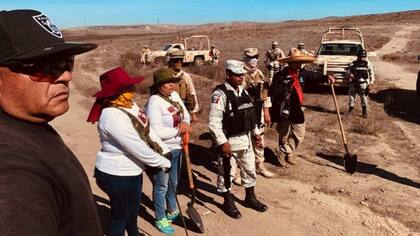 Flores y el resto de integrantes de Madres Buscadoras de Sonora y de México participan, equipadas con picos y palas, en multitud de búsquedas