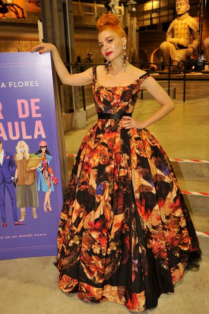 Flores y falda armada fueron al apuesta de Verónica de la Canal para la cita en el gran teatro argentino