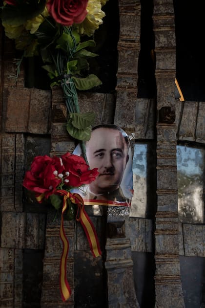 Flores y homenajes artesanales adornan la tumba de Francisco Franco en las afueras de Madrid en noviembre de 2025.