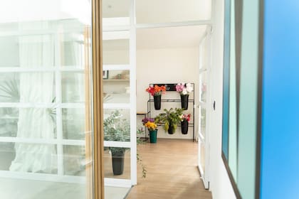 Flores y luz natural le aportan a los ambientes su energía vital