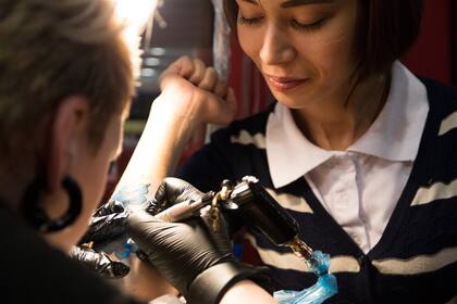 Evguenia Zakhar dibuja flores sobre las cicatrices de una mujer