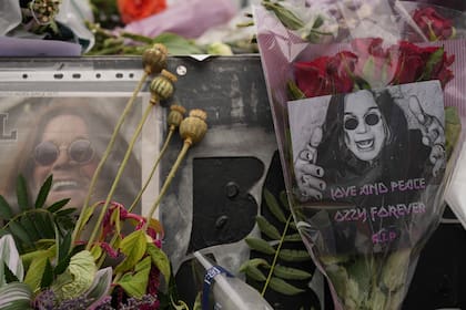 Flores y mensajes dejados por fans para conmemorar la muerte de Ozzy Osbourne en el puente Black Sabbath en Birmingham, el miércoles 23 de julio de 2025