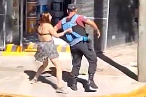 Una mujer agredió a un Policía de la Ciudad, intentó quitarle el arma e invitó a otros agentes a pelear