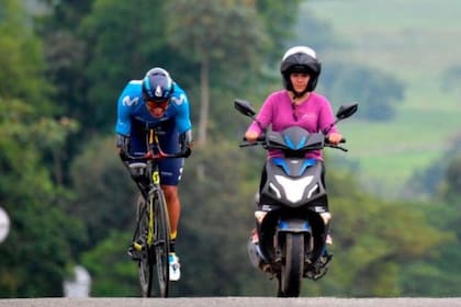 Florián, acompañado aquí por su esposa durante un entrenamiento, de niño nunca había montado en una bicicleta