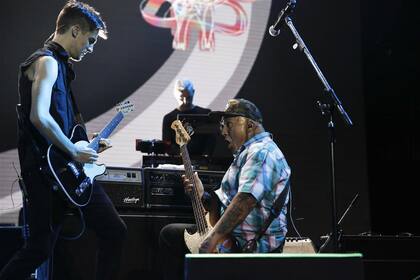 Florián, hijo de Vicentico, y Sr. Flavio en un pasaje caliente del show