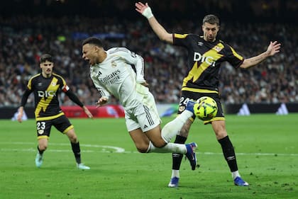 Florian Lejeune levanta los brazos clamando inocencia, ante el grito de su compatriota Mbappe