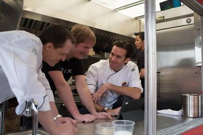 Florian Pinel, en el centro, junto a James Briscione, a la derecha, consultando el contenido de una receta de Watson. Foto gentileza de IBM