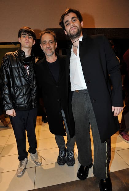 Florián y Vicente, los hijos de Bertuccelli y Vicentico, posaron junto a su padre para las cámaras