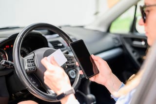 Dónde es más fácil registrar un vehículo y obtener una licencia de conducir como migrante