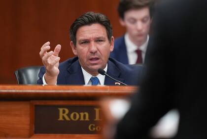 Florida fue el primer estado en prohibir licencias para indocumentados en 2023, bajo la ley del gobernador Ron DeSantis