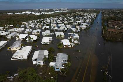 TOPSHOT - Imagen aérea del pasado 29 de septiembre, luego de que el huracán Ian dejara severas afectaciones en Fort Myers, Florida, durante la temporada de huracanes en Estados Unidos que normalmente termina en noviembre