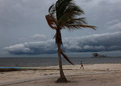 Las playas de Florida ya resintieron la llegada del huracán Ian