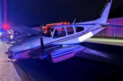 Una avioneta de instrucción realizó un aterrizaje de emergencia sobre la autopista Interestatal 95 de Florida y cayó sobre un vehículo que circulaba por la zona