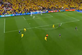 El arquero rumano se distrajo sacando una zapatilla que le tiraron y le hicieron un gol