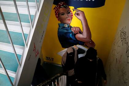 Florina de 23 años, y Mizgan de 24, llegan a una reunión en Folkets Hus, que se traduce como Casa del Pueblo, para un taller para prepararse para una protesta contra la prohibición del velo en Copenhague.