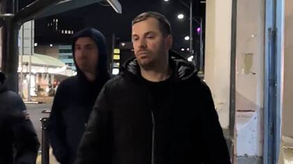 Florjan Reka, a la derecha, y su hermano Roland, dirigen canales que filman a mujeres de forma encubierta.