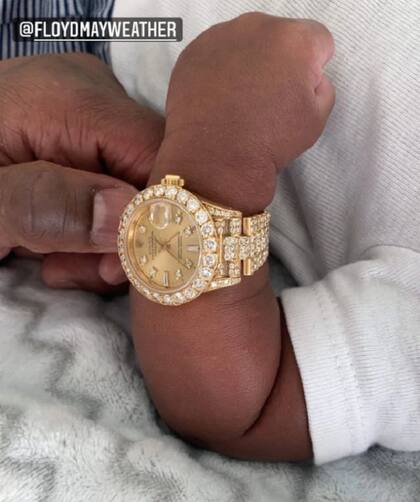Floyd Mayweather le regaló un reloj con ciamantes a su pequeña nieta
