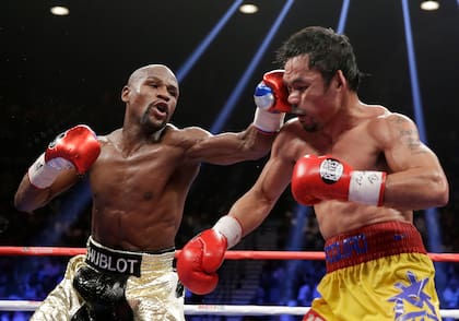 Floyd Mayweather y Manny Pacquiao, durante su pelea por el campeonato de peso welter el 2 de mayo de 2015, en Las Vegas