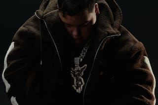 FloyyMenor se acerca más a su público en “Man in Black”