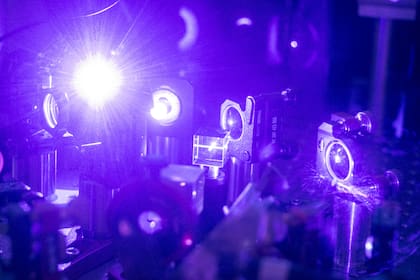 Fluorescencia que se produce cuando atrapan un átomo ionizado