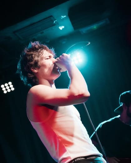 'Fly Qu' ya lanzó dos sencillos, está trabajando en su primer disco y próximamente volverá a presentarse en el Café Berlín de Madrid