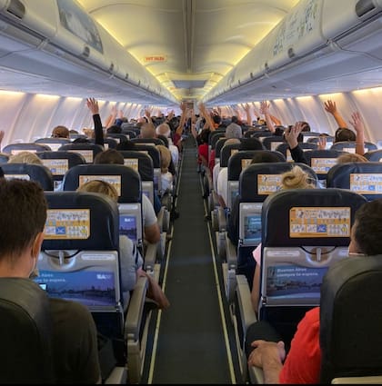 Flybondi detalla en su búsqueda las condiciones de contratación para cada puesto