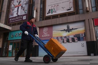 FMI mejora previsión de crecimiento de la economía mundial a 3,3% este año